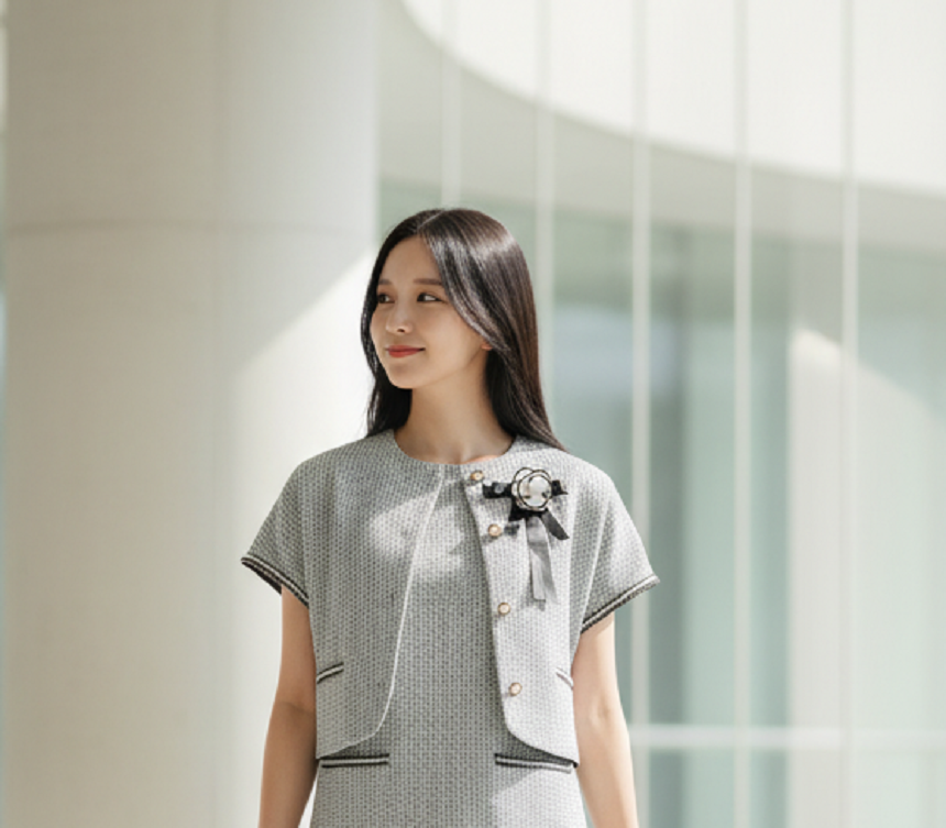 6581J Crop coat with graphic woven & Black edged petals
