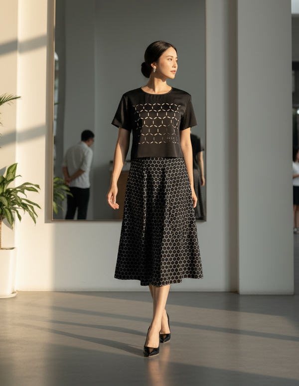 6470B - Crop top round neck with perforated graphic