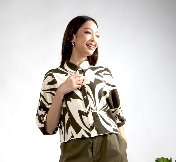 6303B - Flat Collar 3/4 Sleeves Graphic Printing Crop Shirt