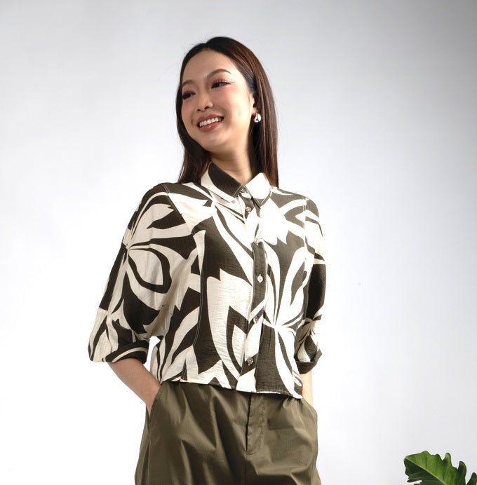 6303B - Flat Collar 3/4 Sleeves Graphic Printing Crop Shirt