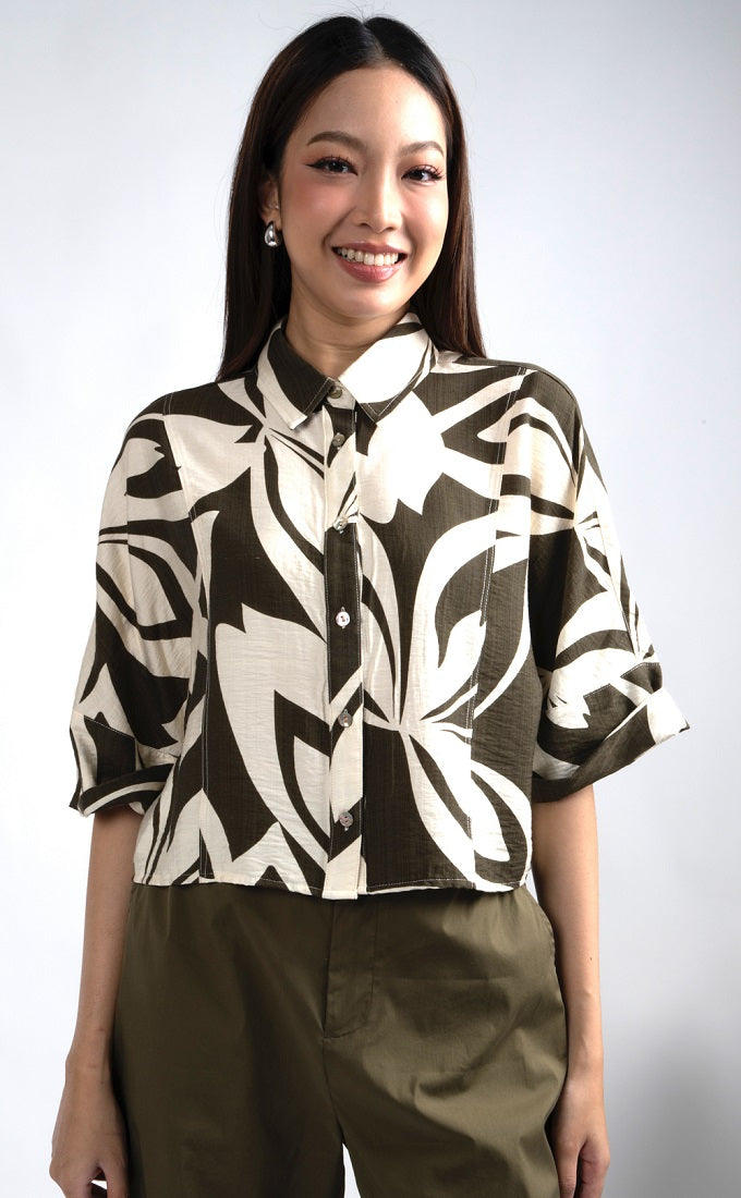 6303B - Flat Collar 3/4 Sleeves Graphic Printing Crop Shirt