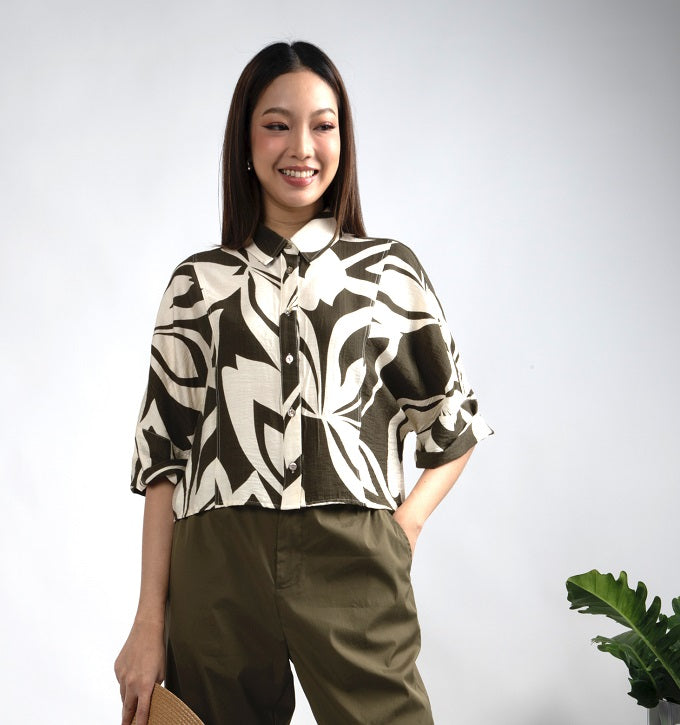 6303B - Flat Collar 3/4 Sleeves Graphic Printing Crop Shirt