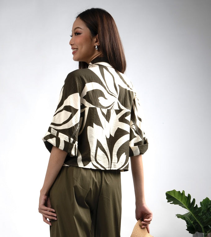 6303B - Flat Collar 3/4 Sleeves Graphic Printing Crop Shirt