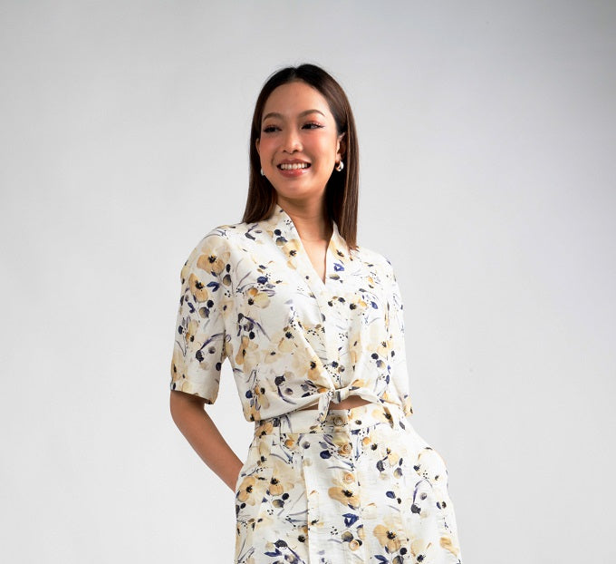 6329B - Swan Necked Short Sleeves Blouse